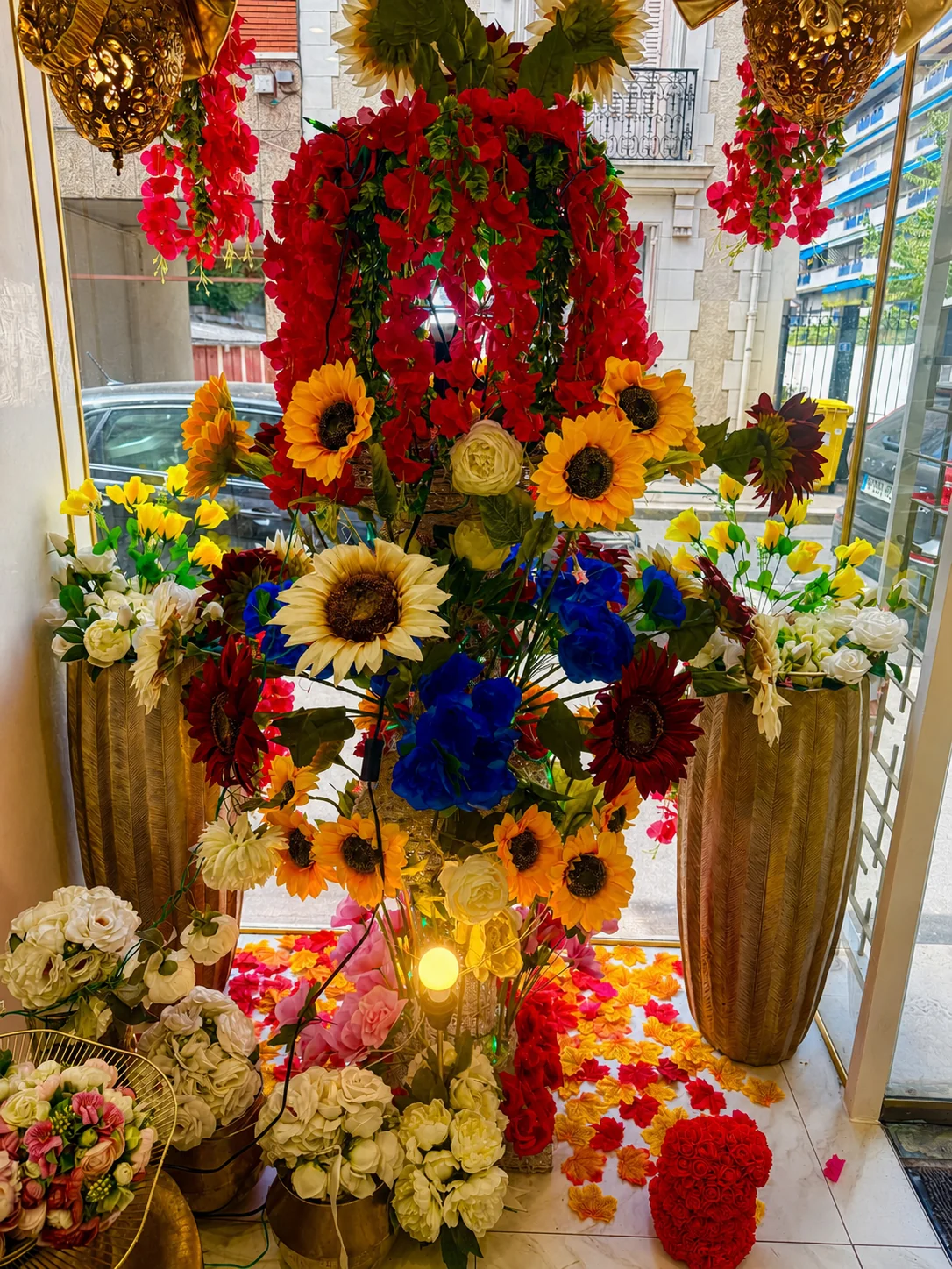Composition florale colorée du concours des vitrines fleuries