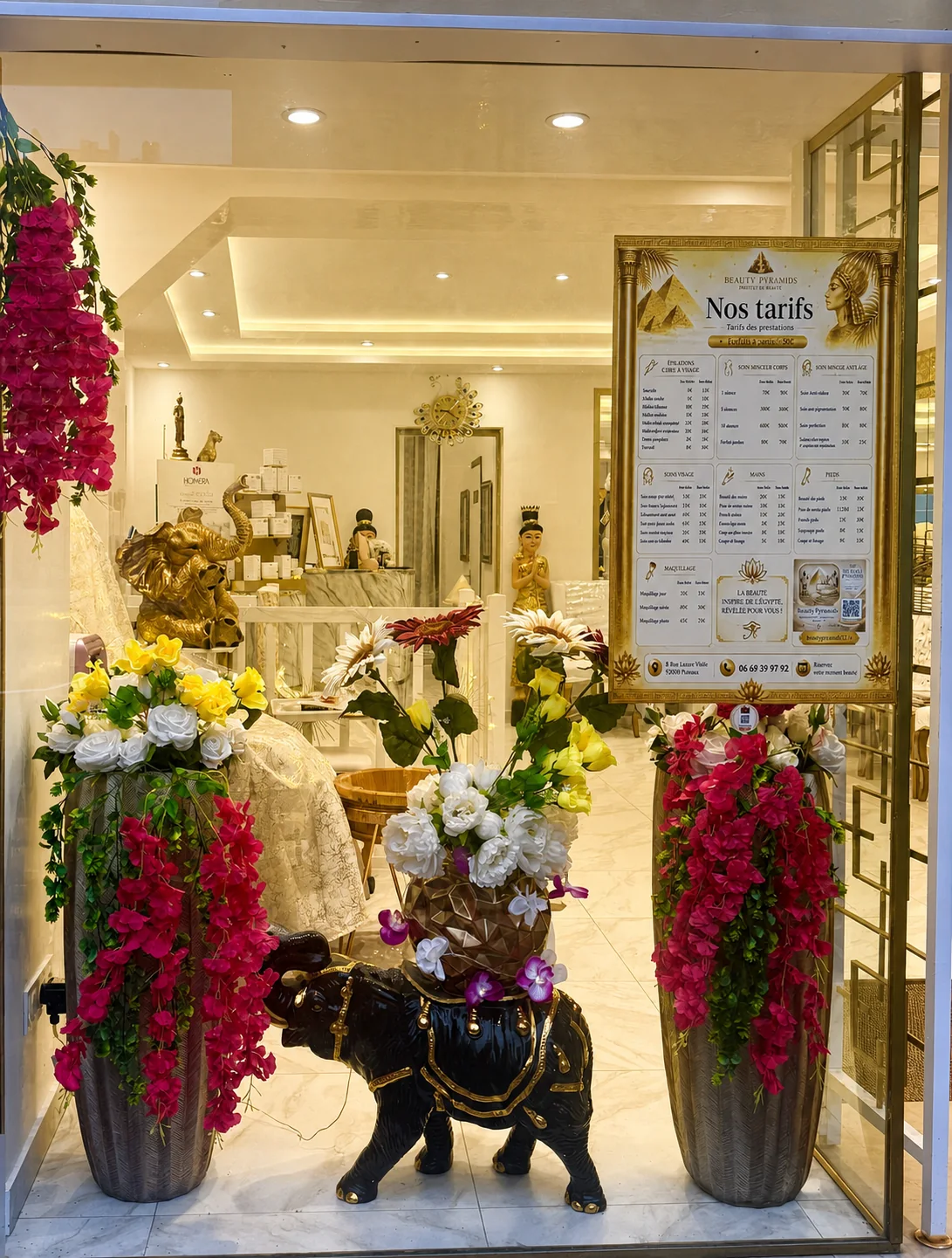 Décoration florale et éléphant de la vitrine Beauty Pyramids